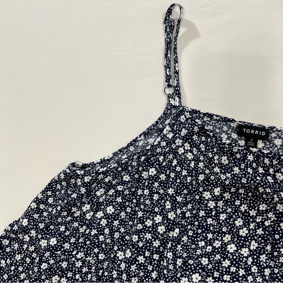 TORRID NAVY FLORAL GAUZE SHIRRED HEM BABYDOLL CAMI TOP SIZE 2 (2X/ 18-20) - Picture 6 of 16